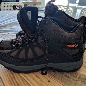 Nevados women's hiking boots